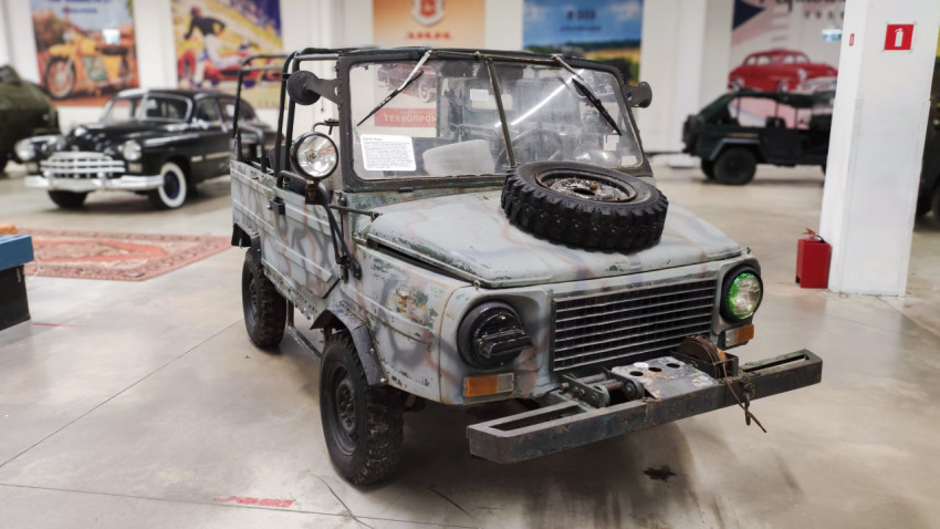 Автомобиль ЛуАЗ-969 с запасным колесом на капоте