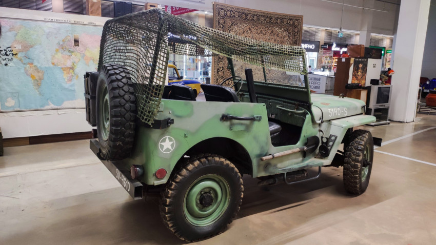 Willys MB армейский внедорожник, вид сзади-сбоку