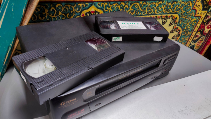 Видеомагнитофон Funai с VHS-кассетами