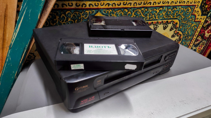 Видеомагнитофон Funai с VHS-кассетами на столе