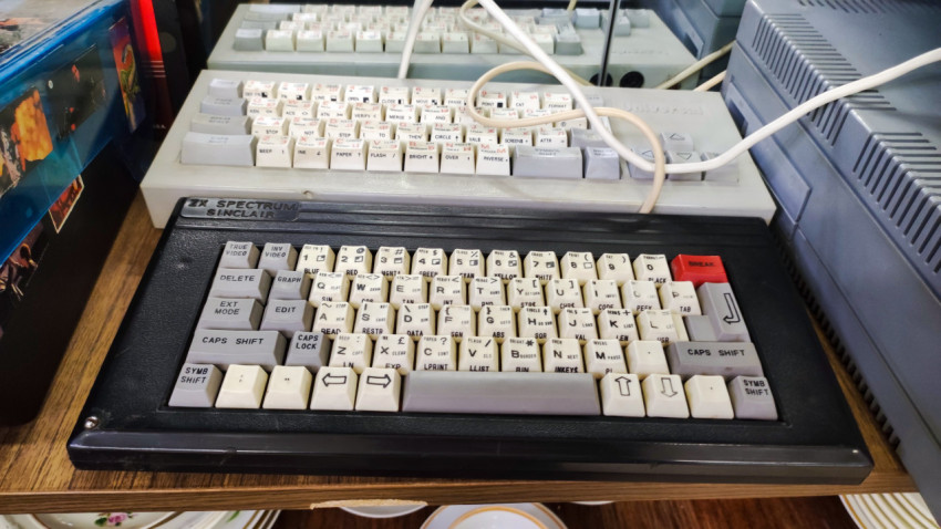 Персональный компьютер ZX Spectrum Sinclair на полке