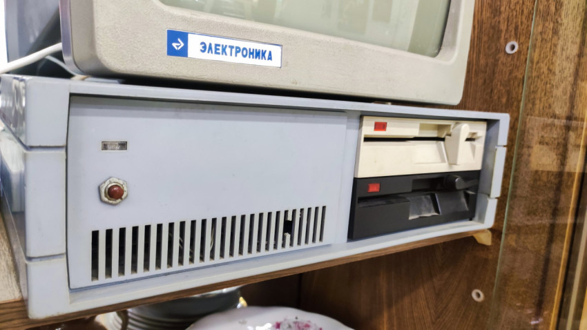 Передняя панель компьютера «Электроника» с дисководами