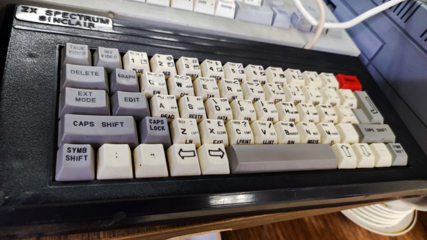 Клавиатура ZX Spectrum рядом с советским компьютером «Электроника»