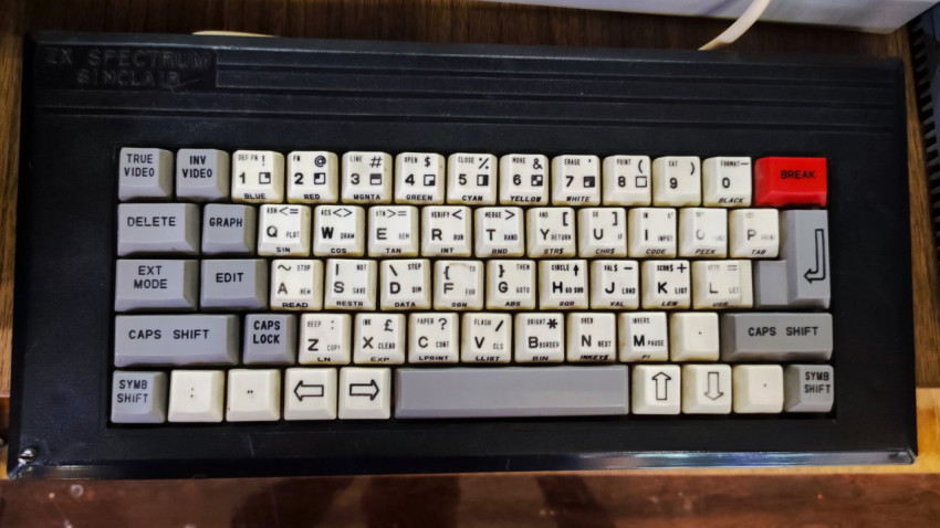Полный вид клавиатуры ZX Spectrum Sinclair на музейной экспозиции