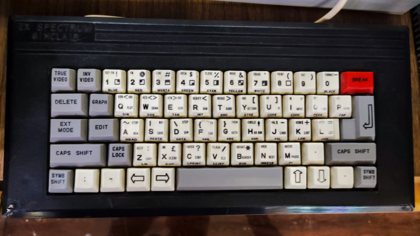 Вид сверху на клавиатуру ZX Spectrum Sinclair с выделенной клавишей BREAK
