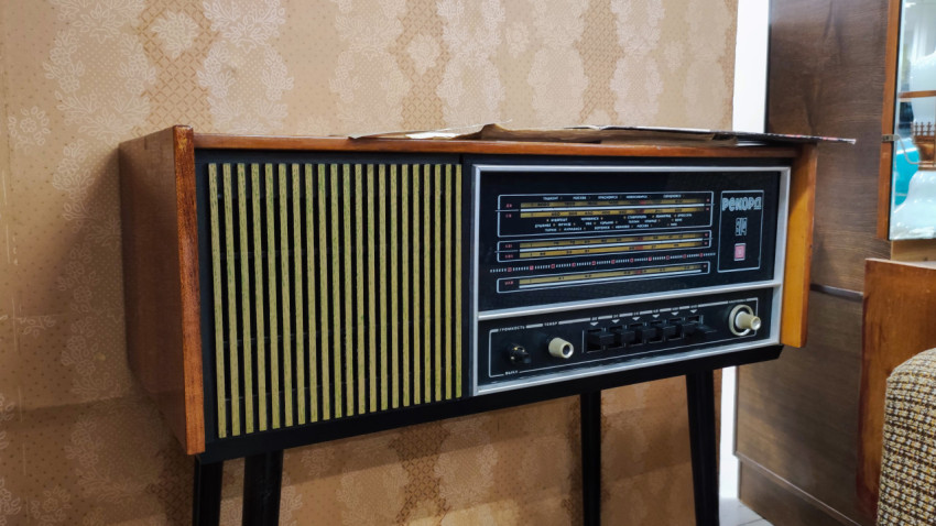 Панель управления радиоприёмника «Рекорд-314» крупным планом
