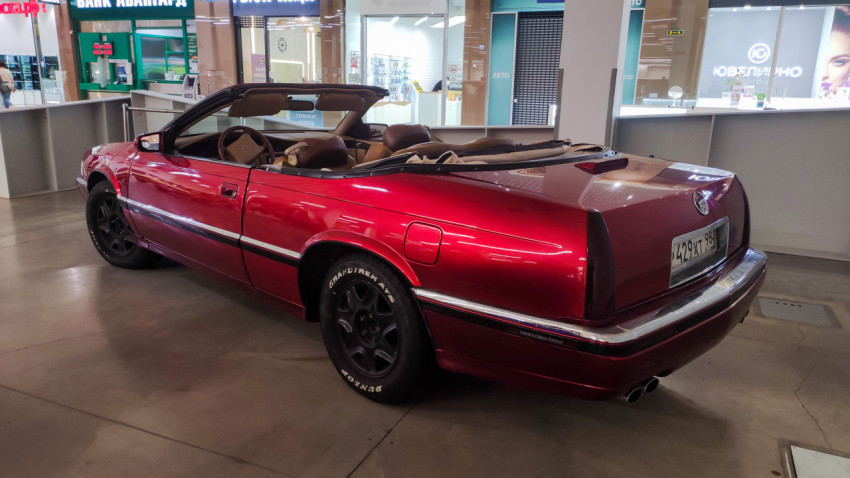 Cadillac Allanté кабриолет красного цвета, вид сзади