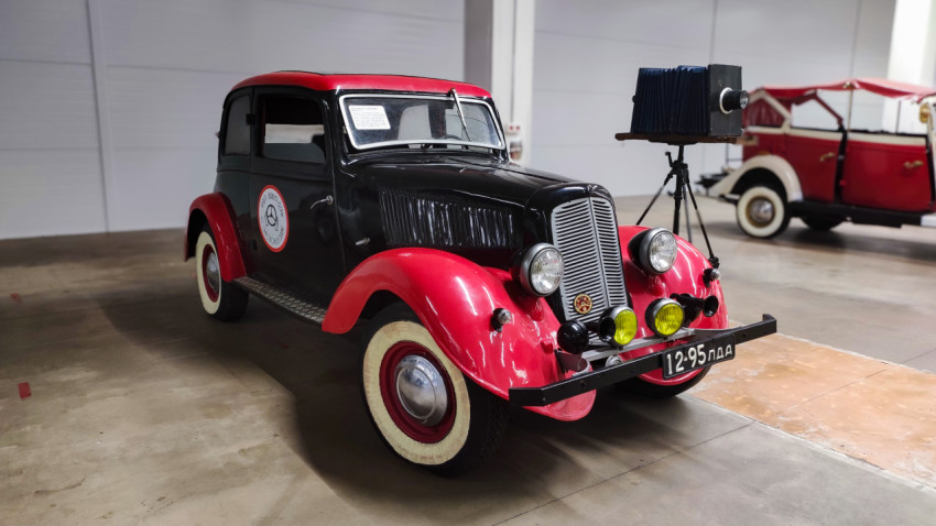 Adler Trumpf Junior 1932 года с красными крыльями и чёрным кузовом