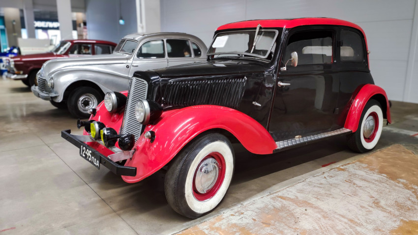 Adler Trumpf Junior 1932 года в профиль на музейной выставке