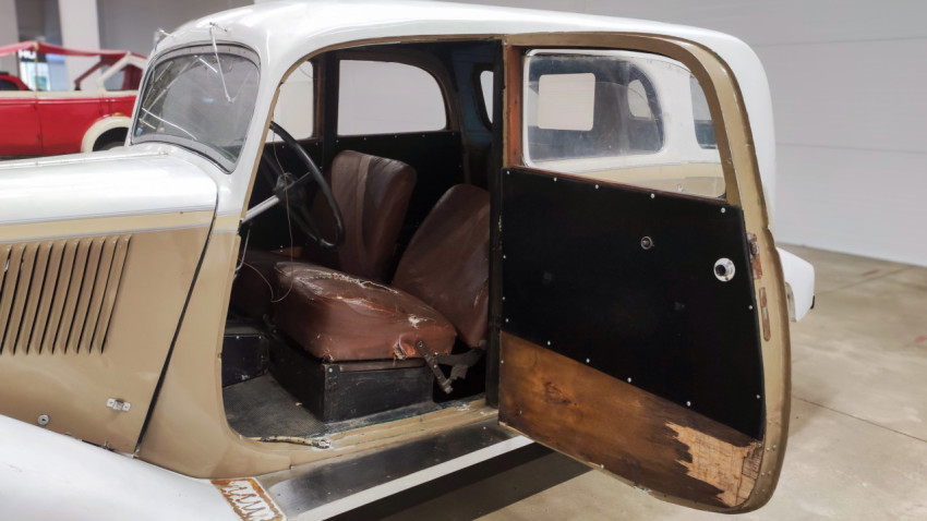 Mercedes-Benz 170V с открытой дверью и видом на салон