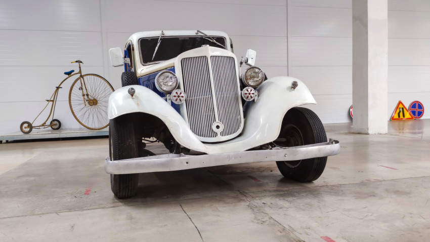 Легендарный Horch 830 BK перед музейной экспозицией