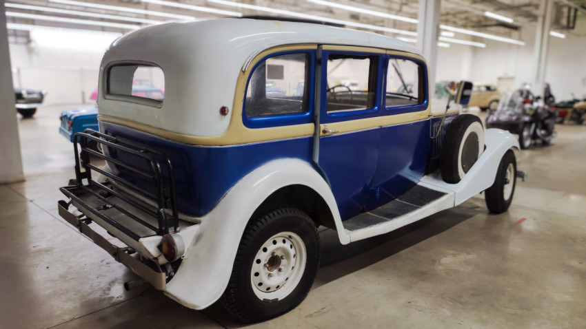 Horch 830 BK с багажной решёткой и запасным колесом