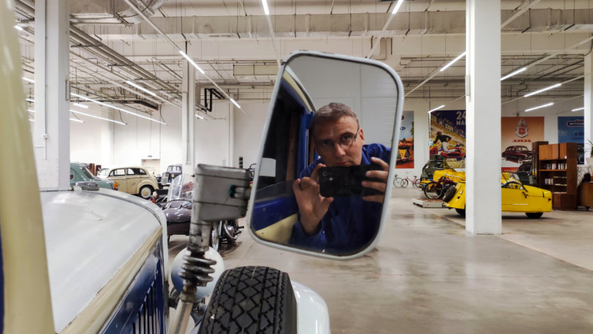 Отражение в боковом зеркале автомобиля Horch 830 BK