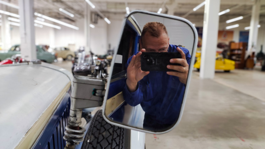 Зеркало Horch 830 BK с отражением посетителя