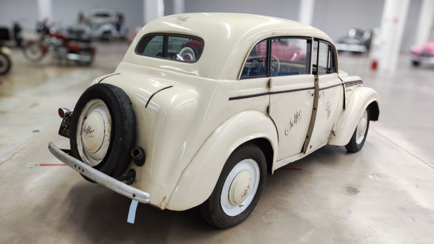Москвич-400, задний ракурс автомобиля