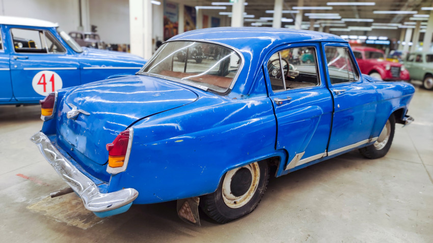 Задний вид автомобиля ГАЗ-21 Волга