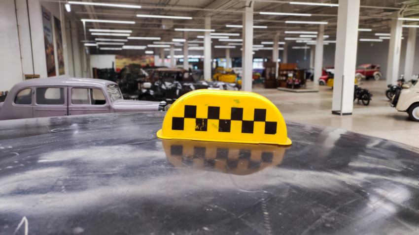 Жёлтый фонарь «TAXI» на крыше Opel Super 6