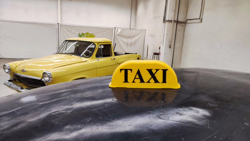 Фонарь с надписью «TAXI» на автомобиле Opel Super 6