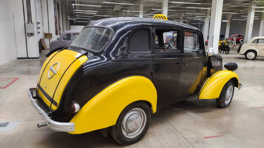 Opel Super 6 такси, вид сзади в музейной экспозиции