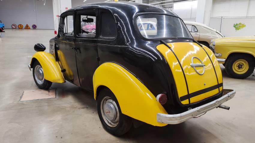 Opel Super 6 вид сзади в музейной экспозиции