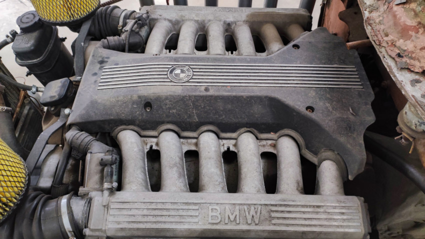 Крупный план двигателя BMW в кузове кастомного автомобиля