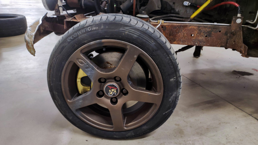 Колесо с литым диском и шиной Kumho на кастомном автомобиле