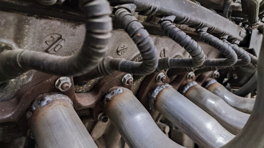 Выпускной коллектор и свечные провода двигателя BMW V8