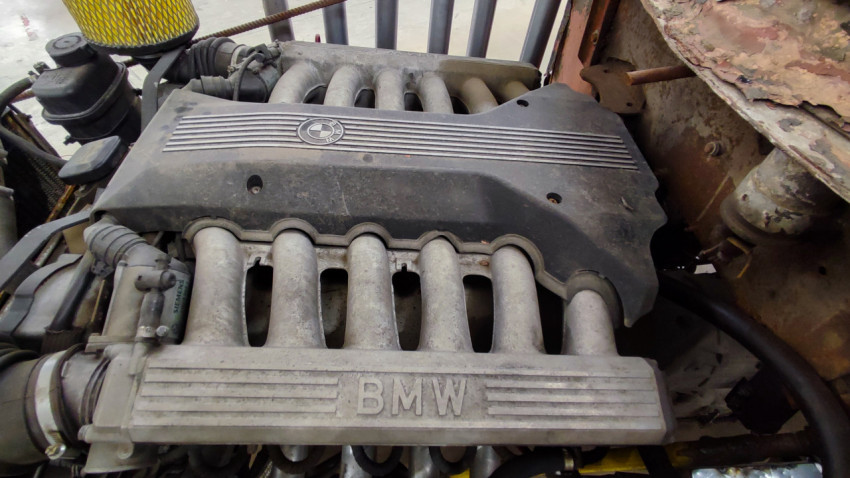 Двигатель BMW V8 с впускным коллектором в музейном автомобиле