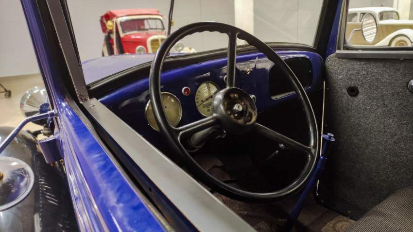 Интерьер Opel 1932 года с рулём и панелью приборов