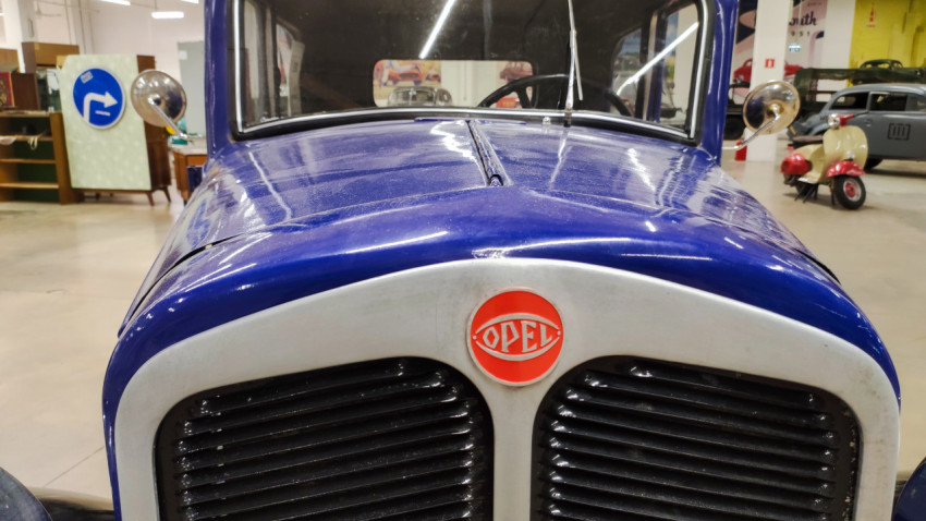 Логотип Opel на капоте автомобиля 1932 года