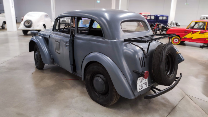 Opel Kadett 1937 года в сером кузове, вид сзади