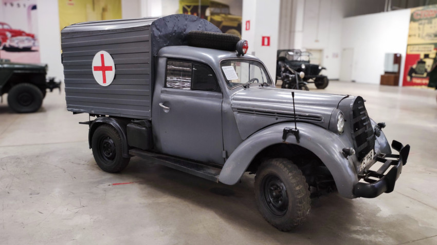 Opel Admiral санитарный автомобиль 1939 года, вид сбоку