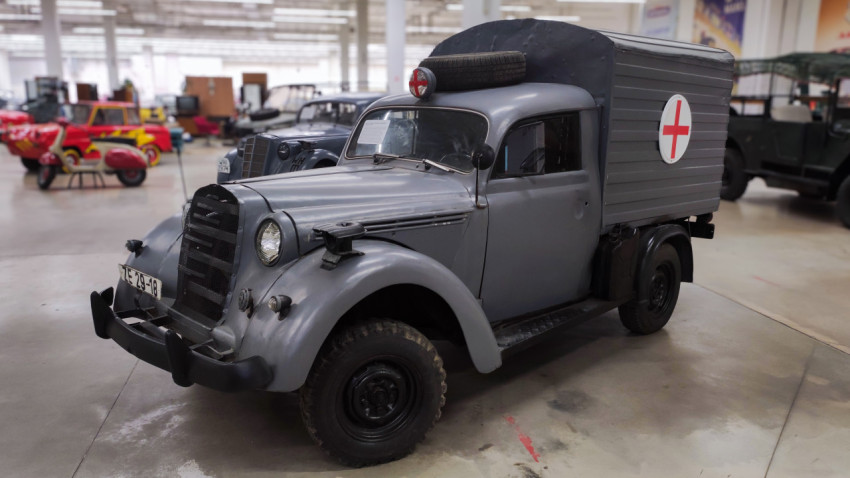 Opel Admiral санитарный автомобиль 1939 года в музейной экспозиции