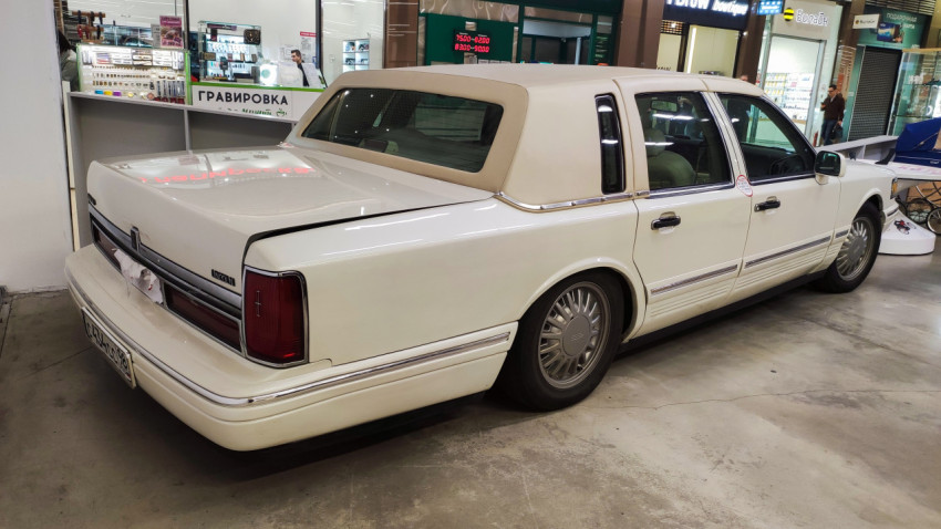 Задняя часть автомобиля Lincoln Town Car белого цвета