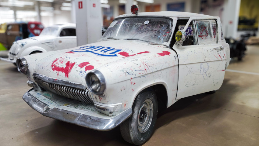 Передний вид автомобиля ГАЗ-22Д «Волга» санитарная с надписями на кузове