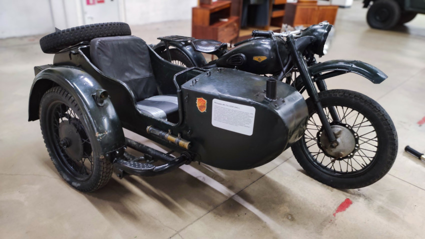 Мотоцикл М-72 с коляской, вид сбоку
