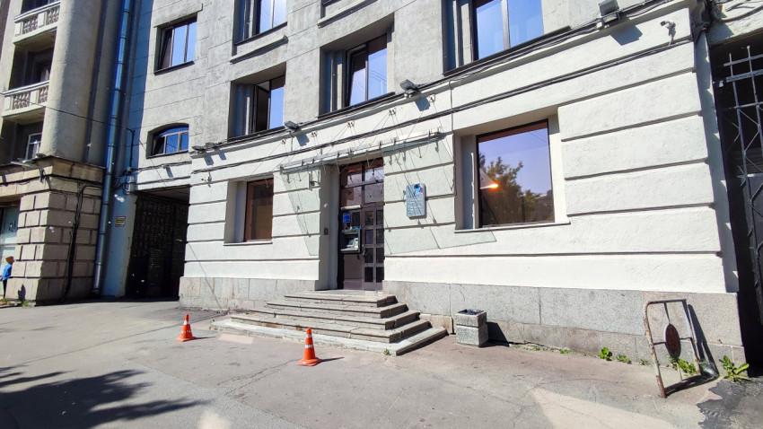 Вход в административное здание с банкоматом