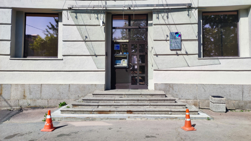 Центральный вход здания с лестницей и банкоматом