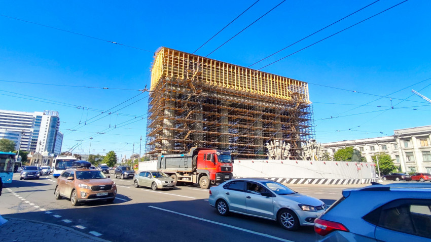 Автомобильное движение у Московских Триумфальных ворот в период реставрации