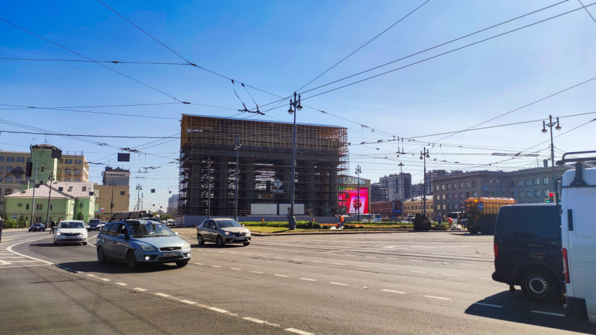 Московские Триумфальные ворота в строительных лесах