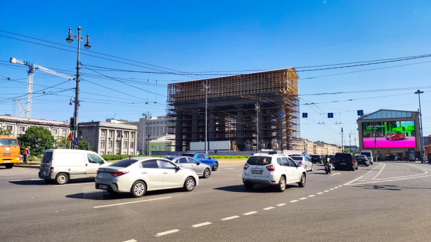Московские Триумфальные ворота в период ремонта