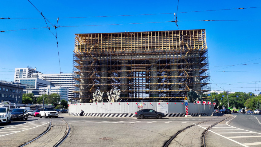 Московские Триумфальные ворота за строительными лесами