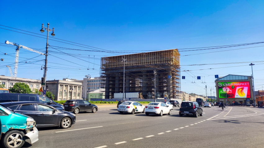 Московские Триумфальные ворота под реставрацией