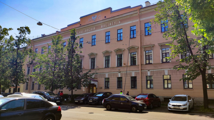 Фасад Елисаветинского института и прилегающая улица