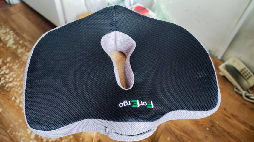 Подушка ForErgo на стуле крупным планом