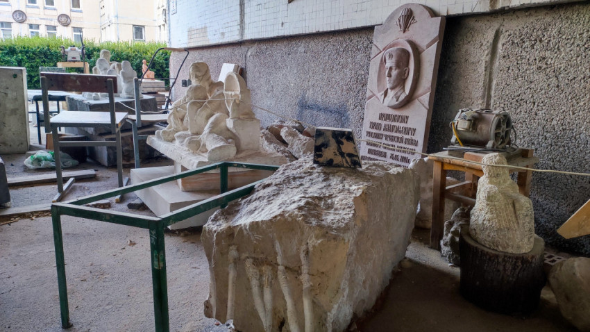 Скульптурная мастерская с памятными плитами и заготовками