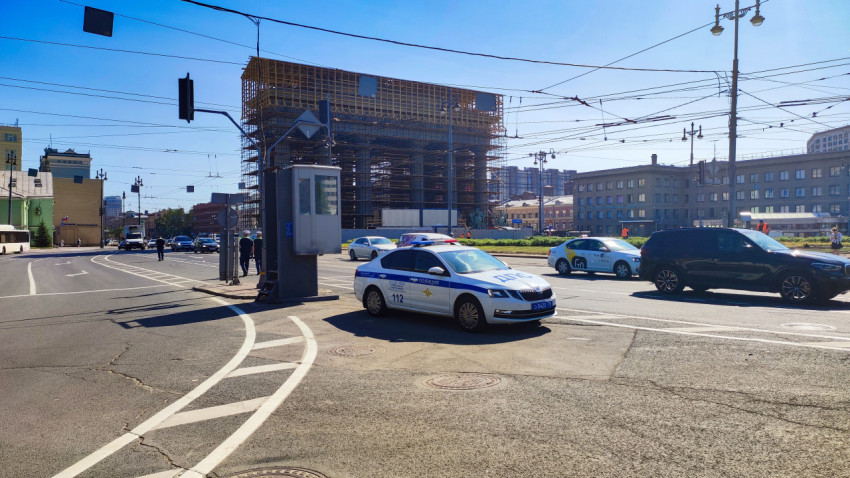 Полицейский автомобиль у Триумфальных ворот в Санкт-Петербурге
