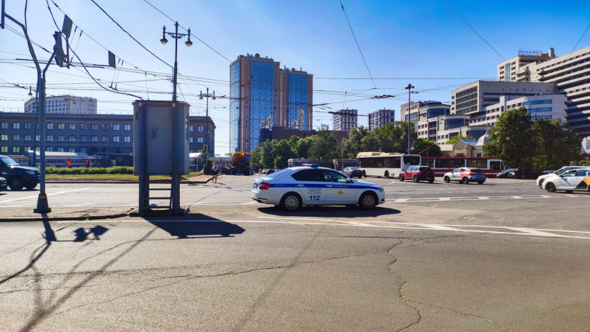 Вид на перекресток у Триумфальных ворот в Санкт-Петербурге