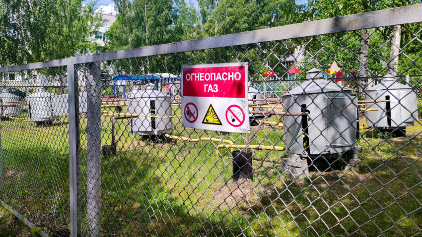 Предупредительный знак «Огнеопасно газ» на ограждении газораспределительного узла
