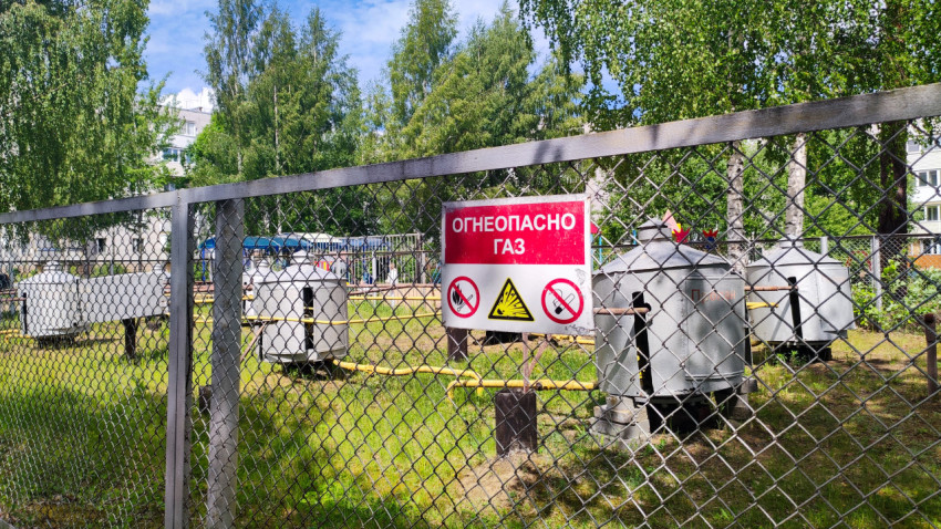 Газовое оборудование за ограждением с предупреждающим знаком
